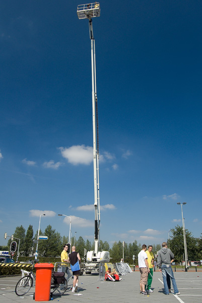 De hoogwerker waarmee publiek bij de open dag van NAC Breda omhoog kon en zo kon genieten van het uitzicht over de stad.