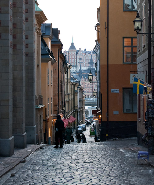 Het straatbeeld op het eiland Gamla Stan (de oude stad) bestaat uit allerlei smalle straatjes die soms op binnenplaatsen of kleine pleintjes uitkomen. Nu de sneeuw gesmolten is zijn de kasseien weer begaanbaar. Vanwege de hoogteverschillen is dat lastig als het glad is.
