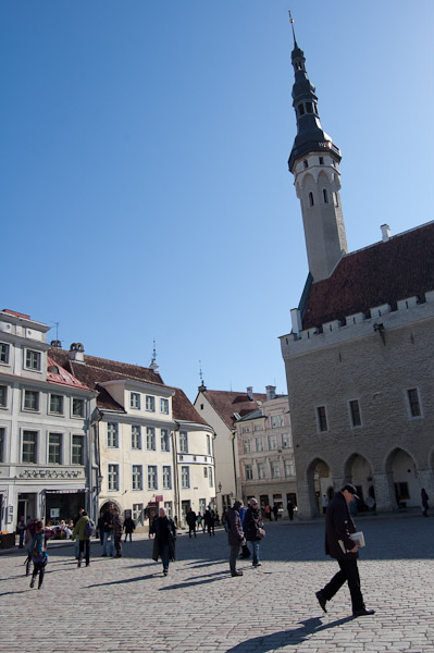 Het grootste plein van Tallinn. Rechts is het oude stadhuis te zien uit de Hanze periode. Rondom het plein staan grote herenhuizen zoals dat in de meeste Europese steden het geval is bij een markplaats.